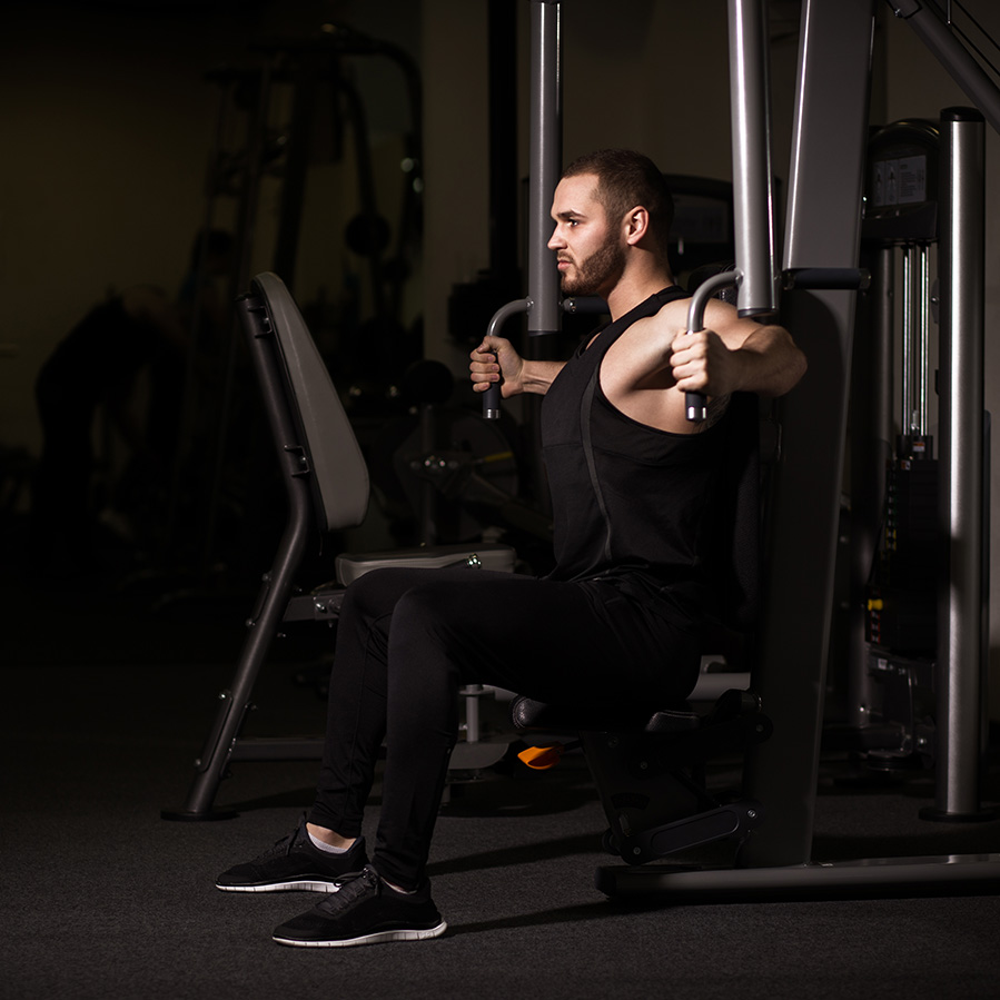 Athlète musclé illustrant le développement de la force
